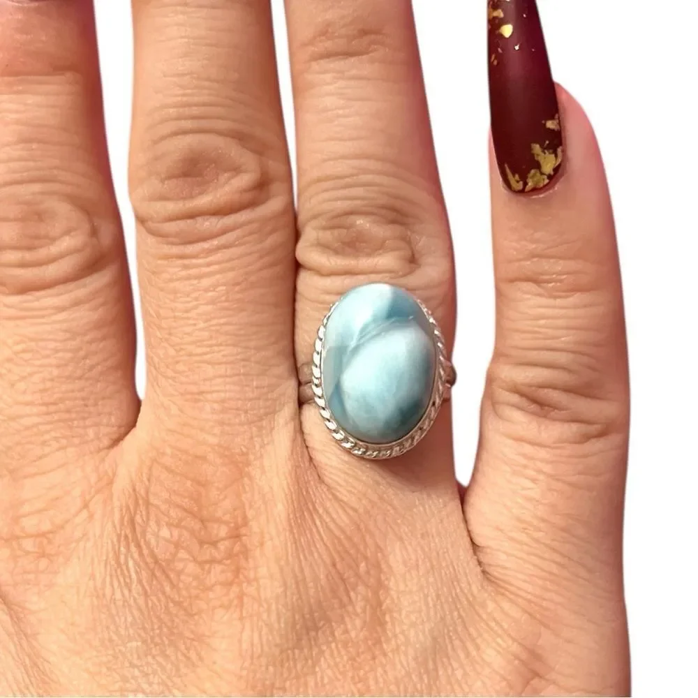 925 Sterling Silver this elegant